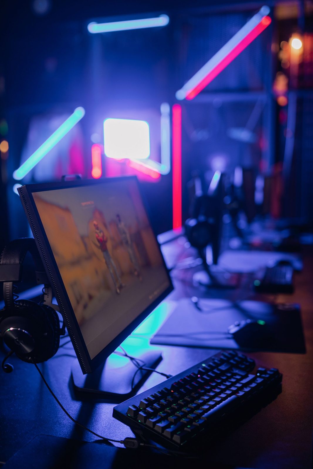 Setup gamer con teclado, mouse y audífonos sobre el escritorio