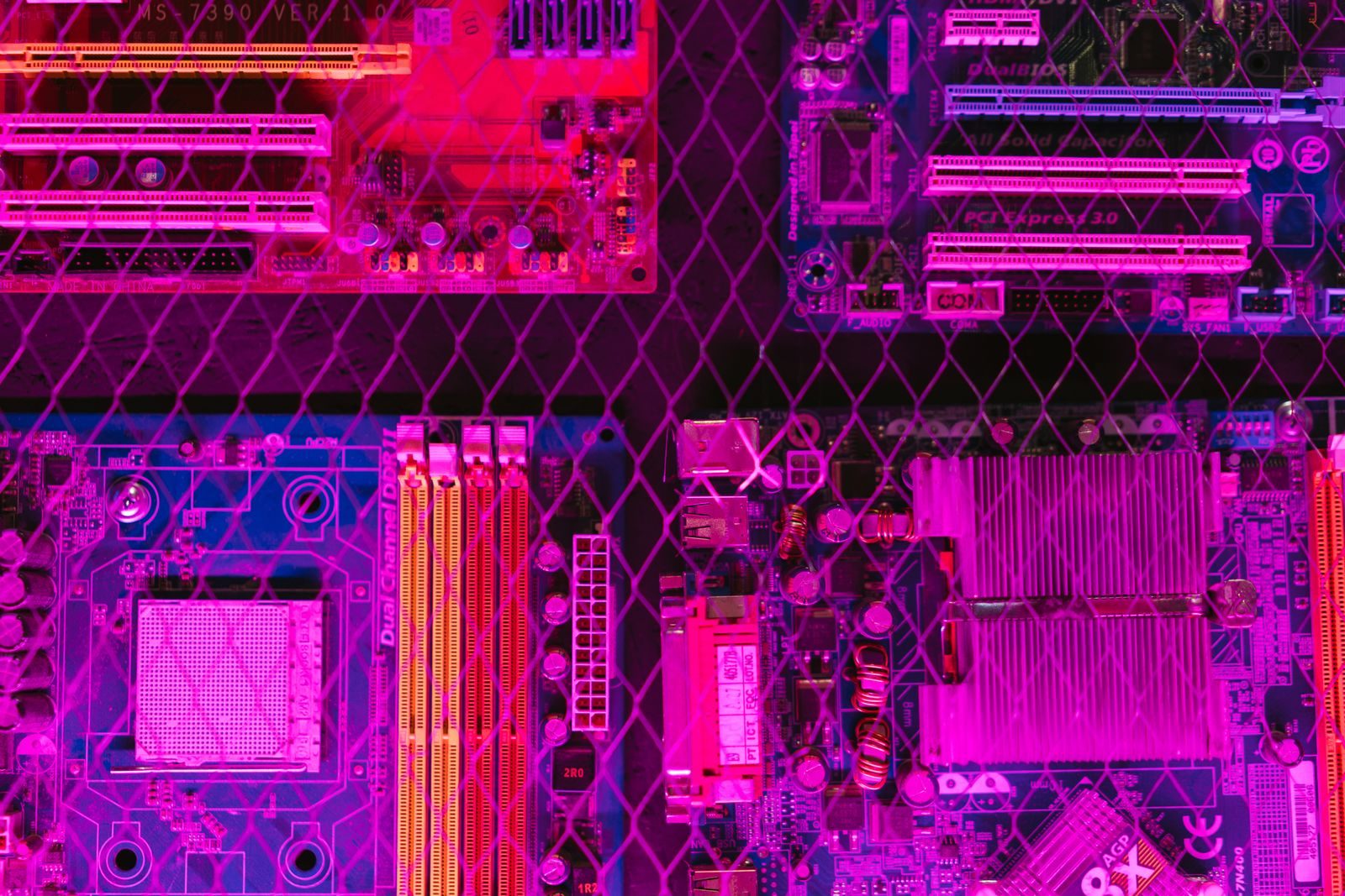 Tarjeta gráfica GPU con disipadores, componente clave para gaming y diseño