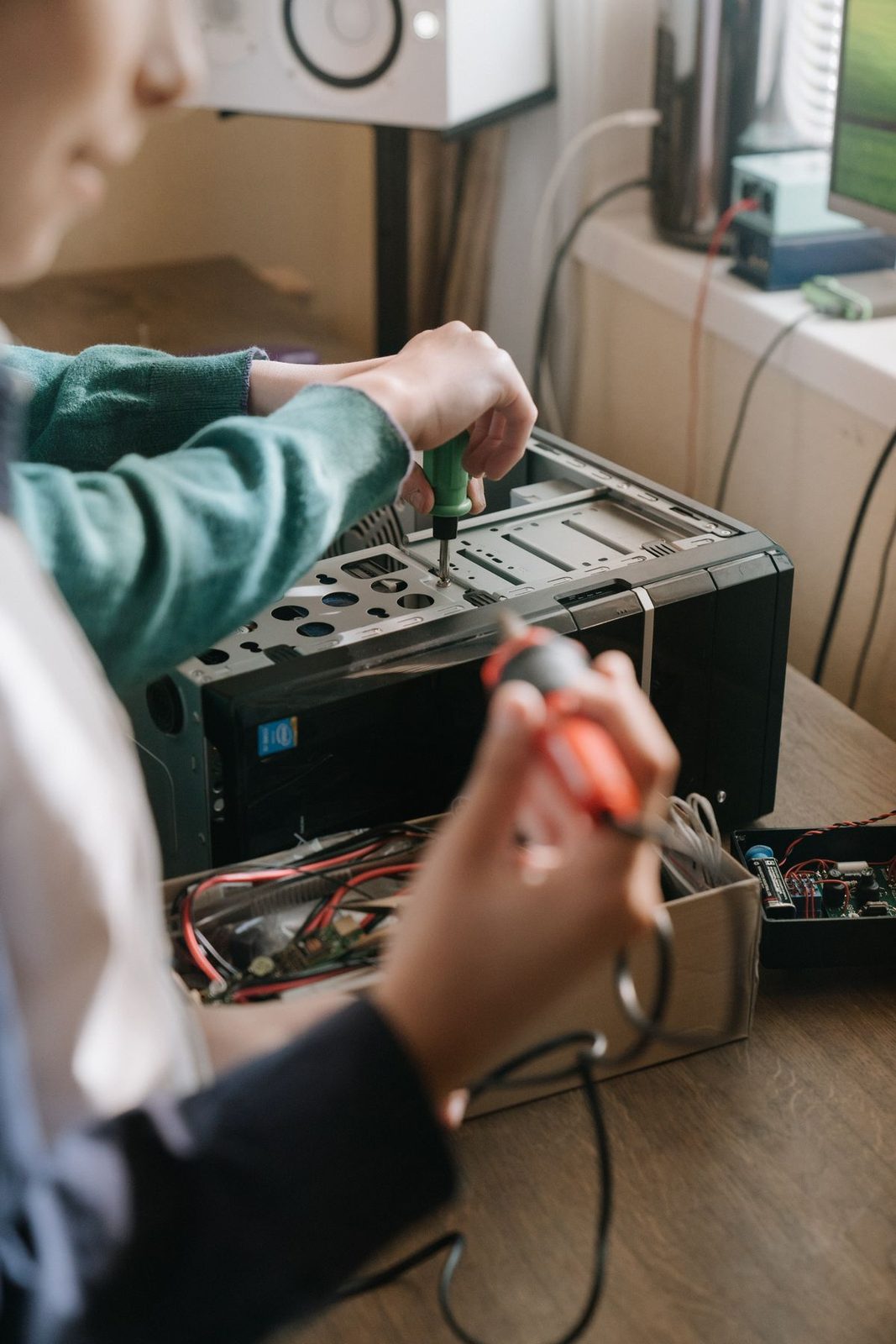 Técnico realizando mantenimiento preventivo a un computador de escritorio