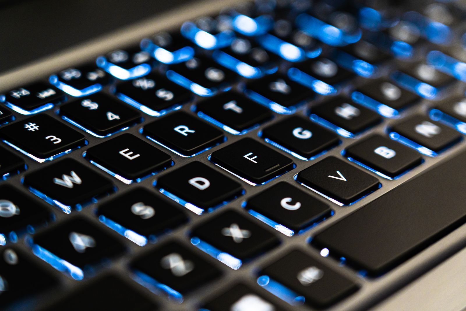 Teclado de laptop en primer plano durante limpieza y mantenimiento