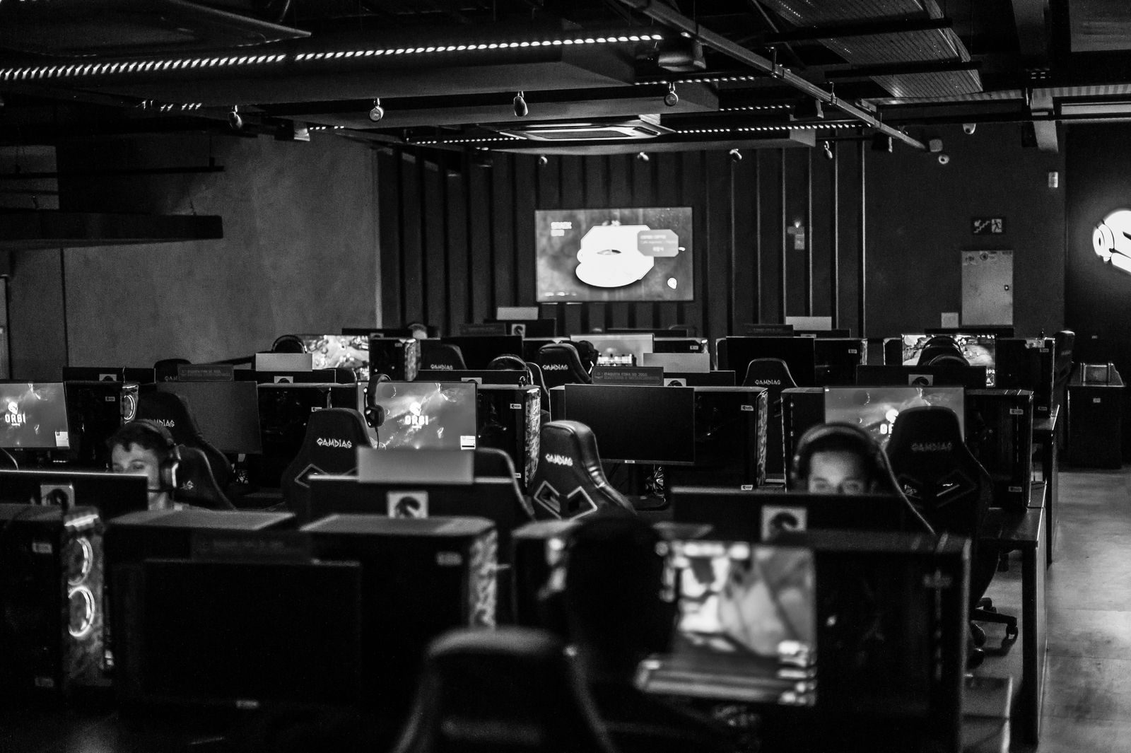 Componentes de un PC gamer sobre la mesa: tarjeta gráfica, procesador y placa madre