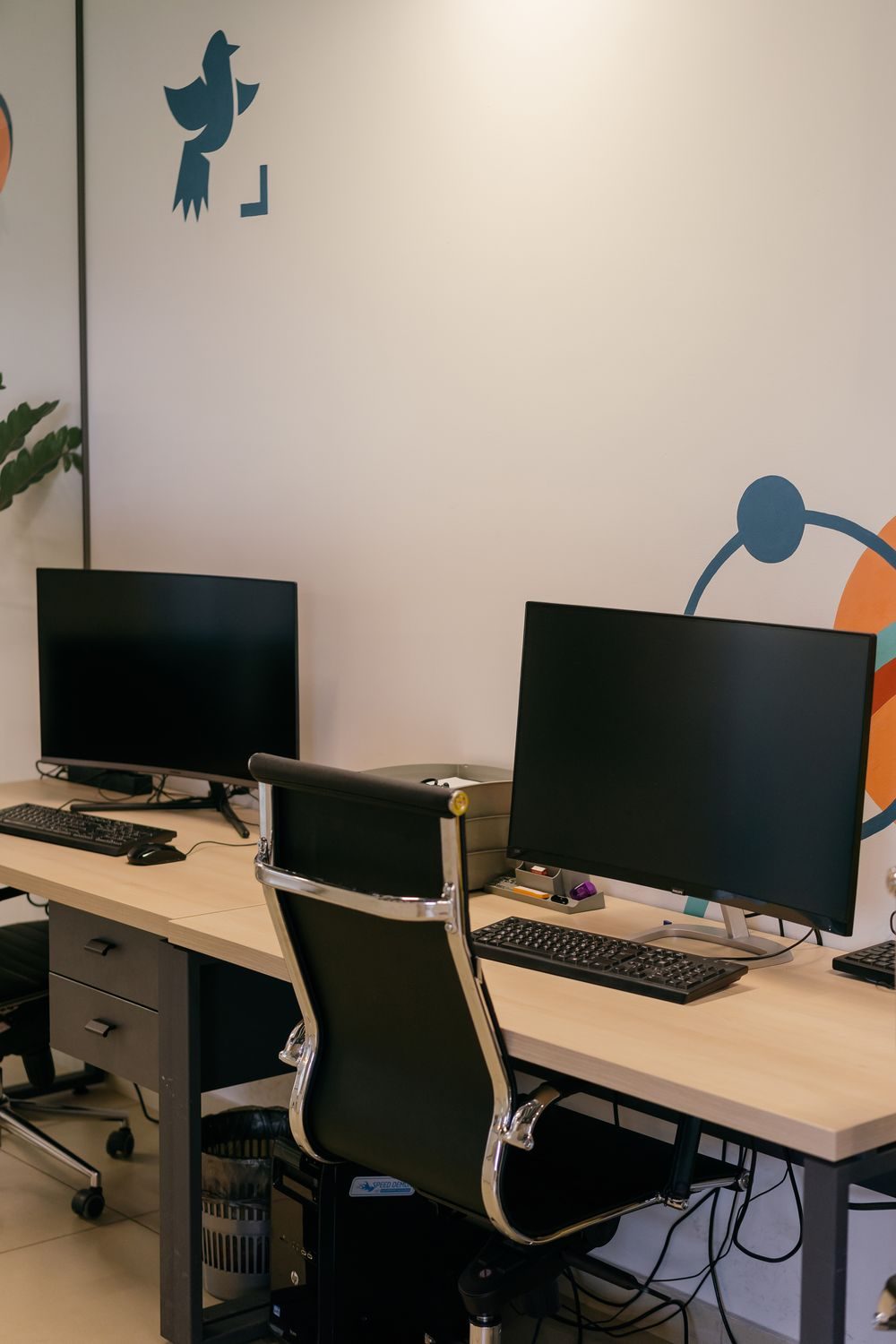 Puestos de trabajo con computadores de escritorio y monitores en una oficina